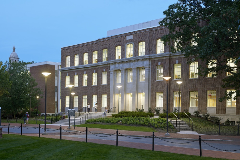 The design of the Media Center strives to reinforce the dean’s vision of an open, collaborative, entrepreneurial, and creative learning environment that fosters storytelling across the different disciplines of the College. Photo: © Bruce Damonte