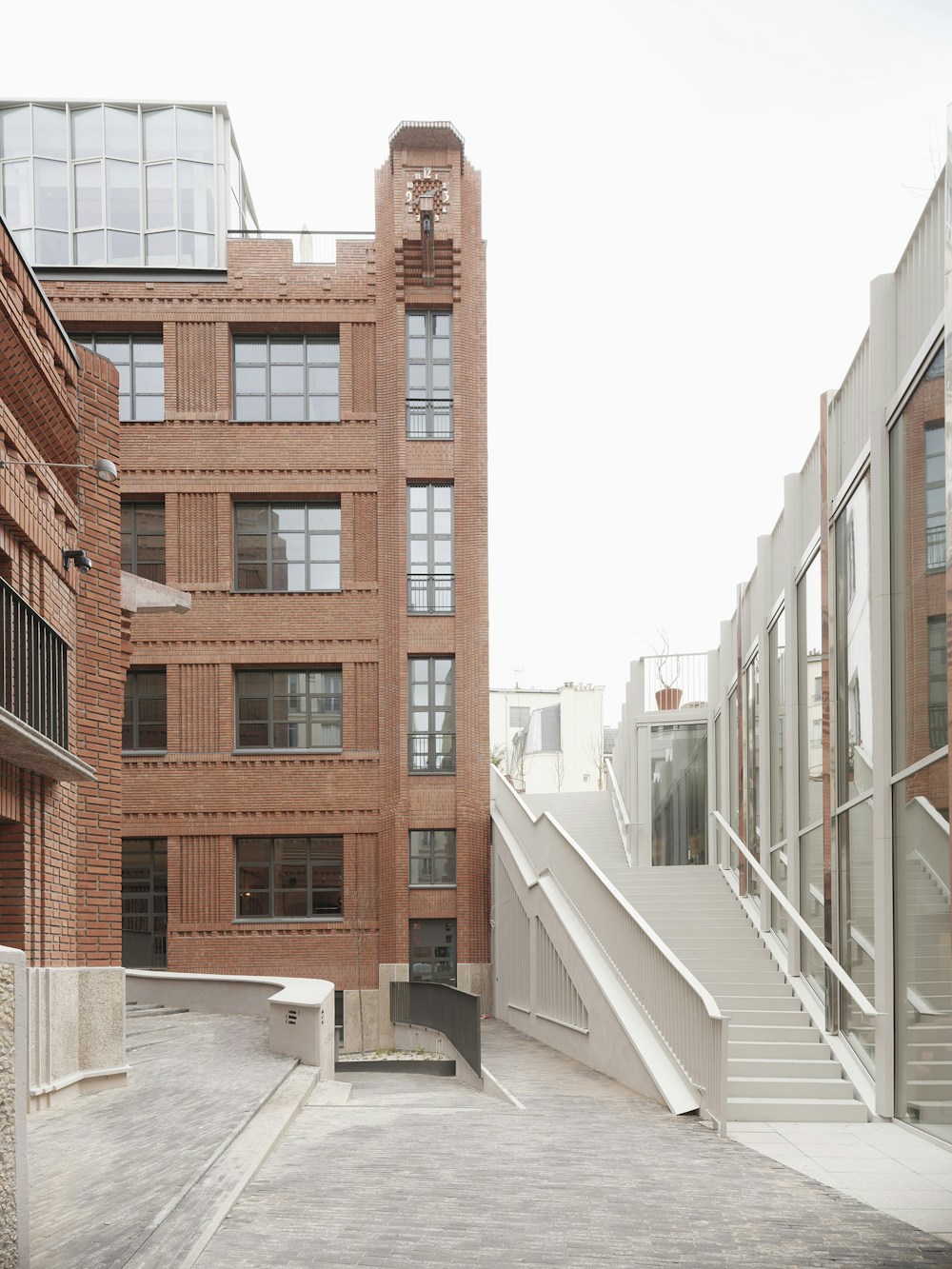 Courtyard with the newstaircase to the terrace ©Juan Jerez