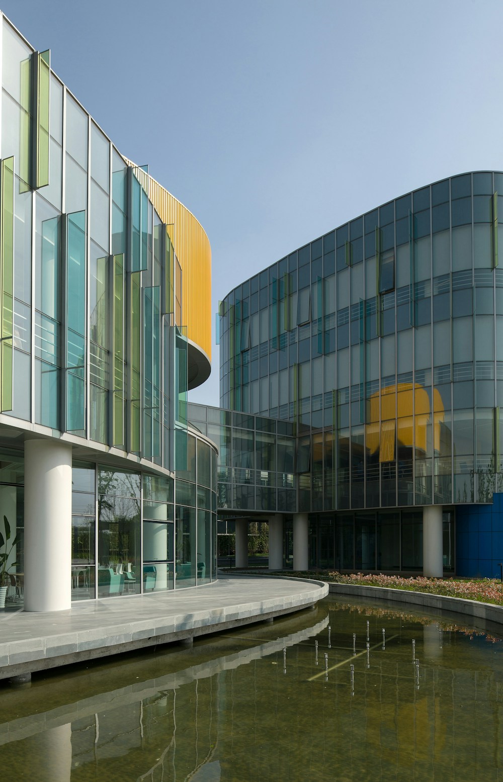The office and cafe wings are joined by a covered pedestrian bridge.