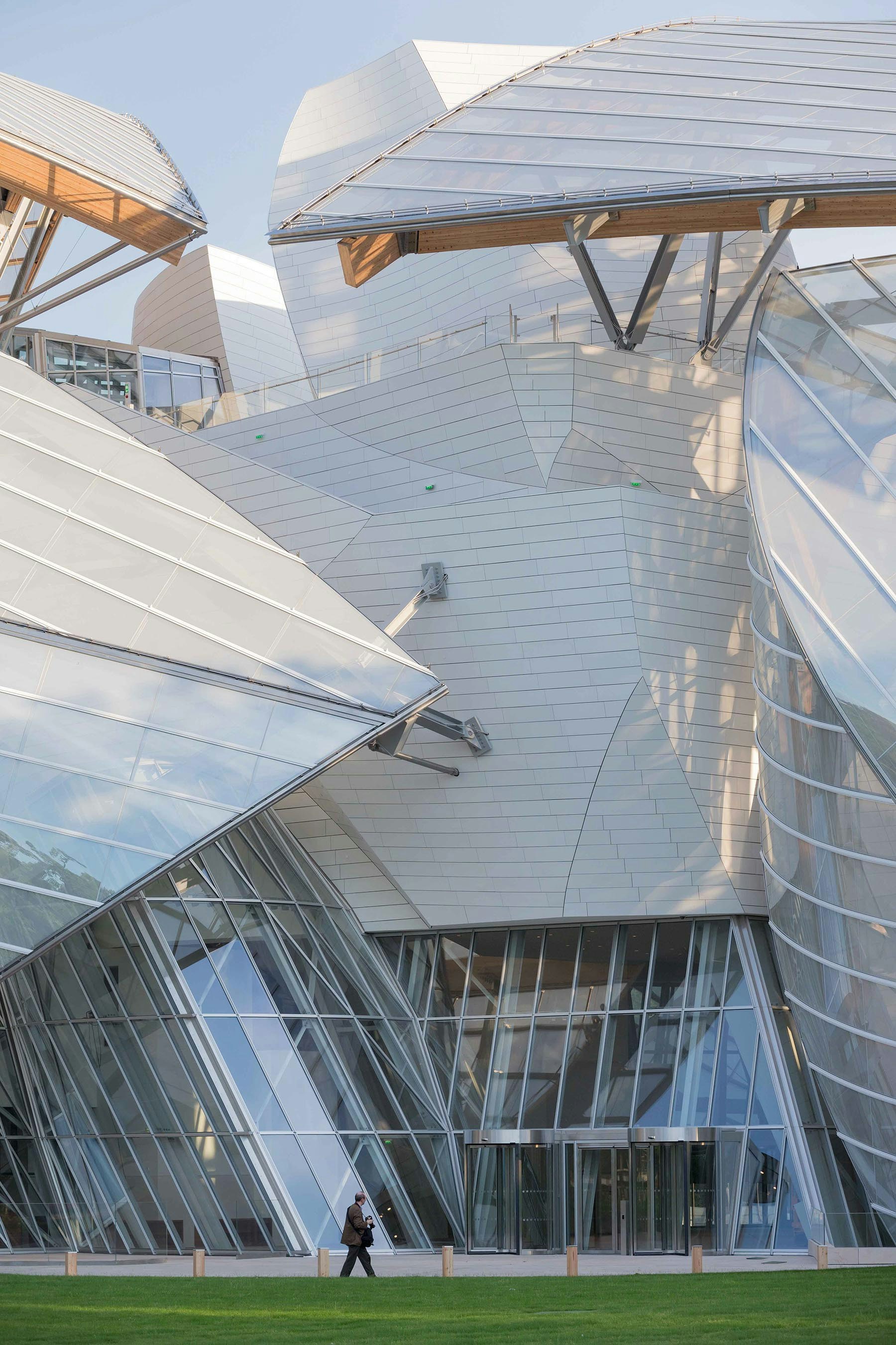 The Fondation Louis Vuitton by Frank Gehry: A Building for the