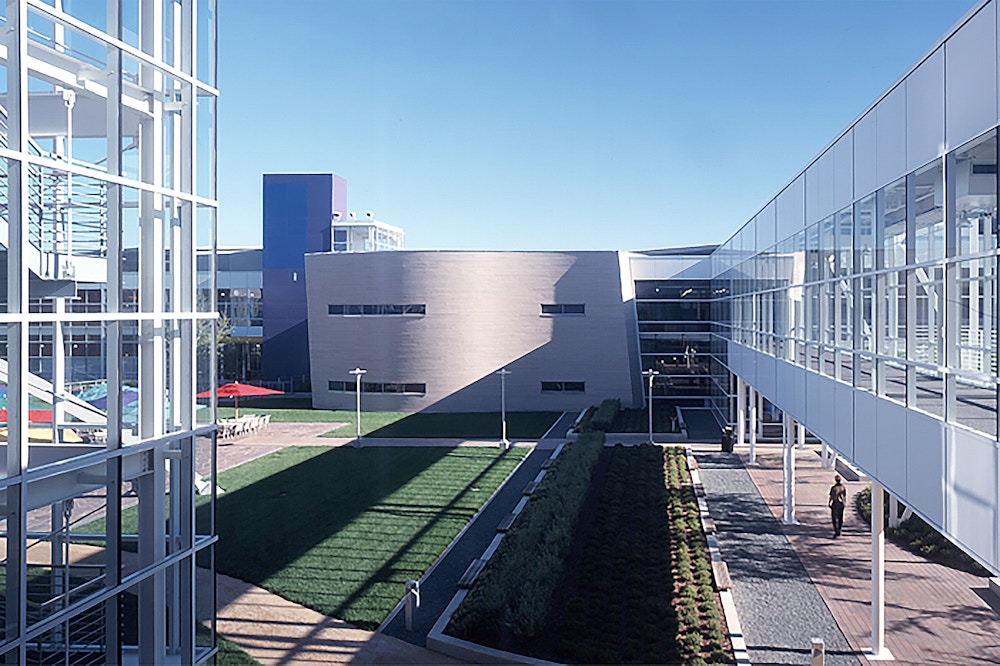 Secondary courtyard and sky bridge (Photo by Richard Barnes)