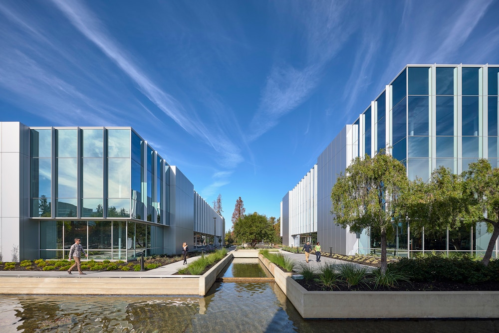 Mission Tech's central courtyard offers tenants a relaxing place to come together and enjoy Santa Clara's great weather.