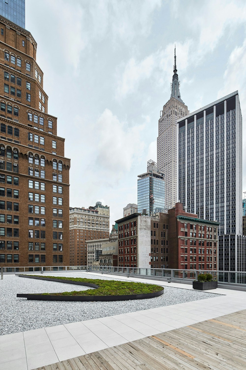 90-foot sedum-planted ‘swoosh’ adorns the roof terrace in the heart of Midtown