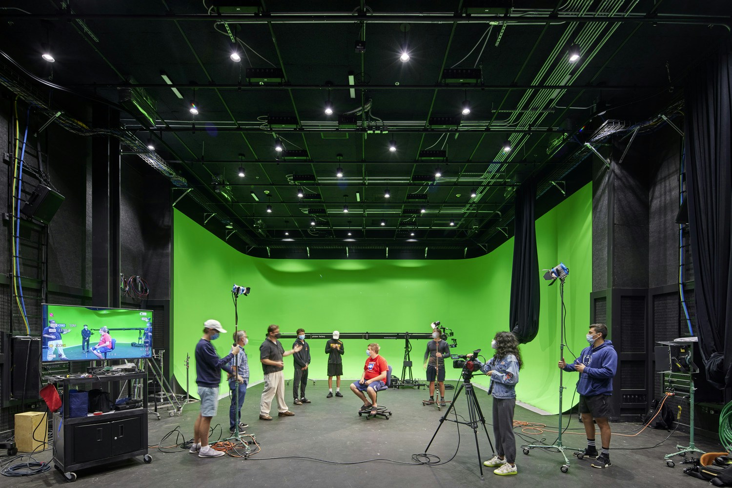 The project includes state-of-the-art audio studios for podcasting and audio engineering; broadcast studios; production classrooms; a screening room; a news suite with a news lab and open newsroom; an emerging technology lab; and faculty offices—which offer hands-on experience within real-world settings. Photo: © Bruce Damonte