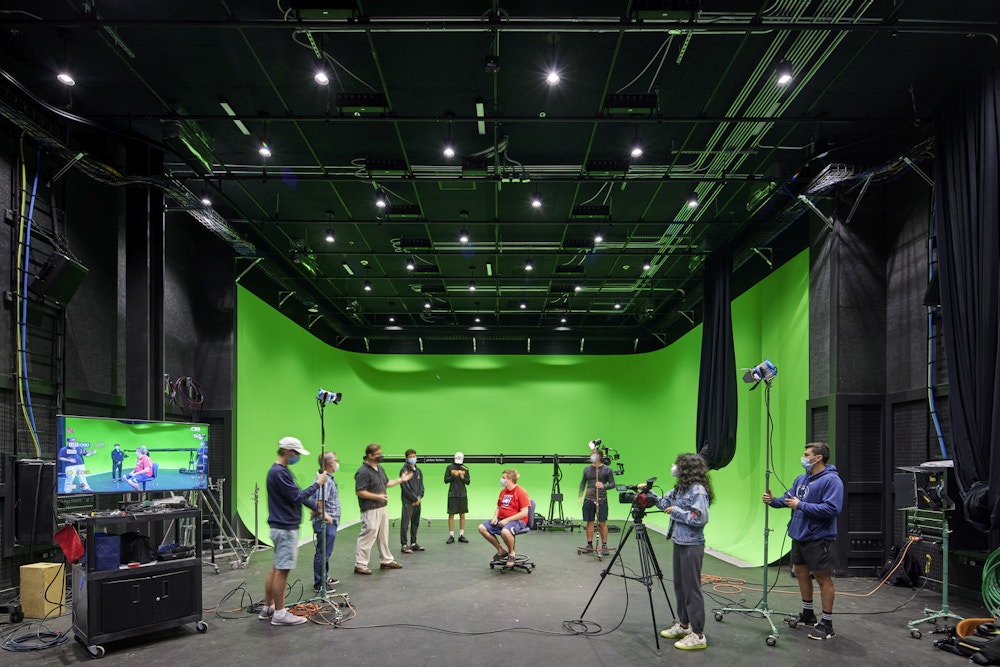 The project includes state-of-the-art audio studios for podcasting and audio engineering; broadcast studios; production classrooms; a screening room; a news suite with a news lab and open newsroom; an emerging technology lab; and faculty offices—which offer hands-on experience within real-world settings. Photo: © Bruce Damonte
