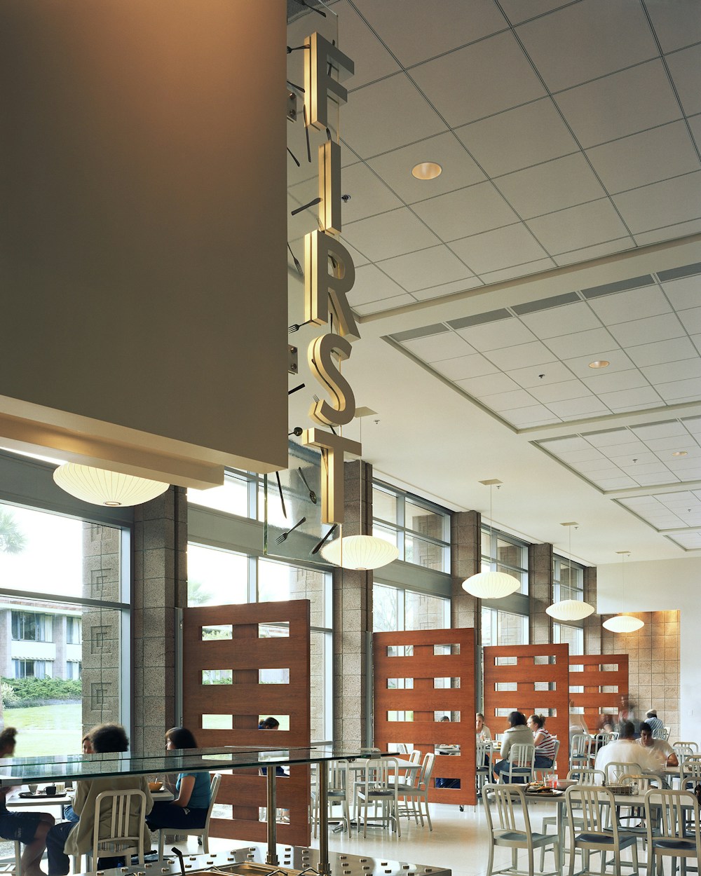Indoor / outdoor dining