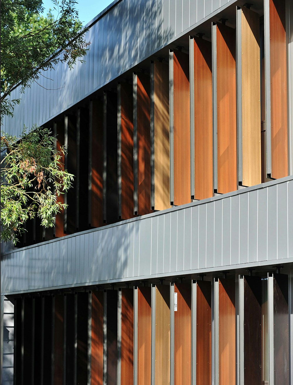 Wooden slats on the main façade, close up © Willy Berré