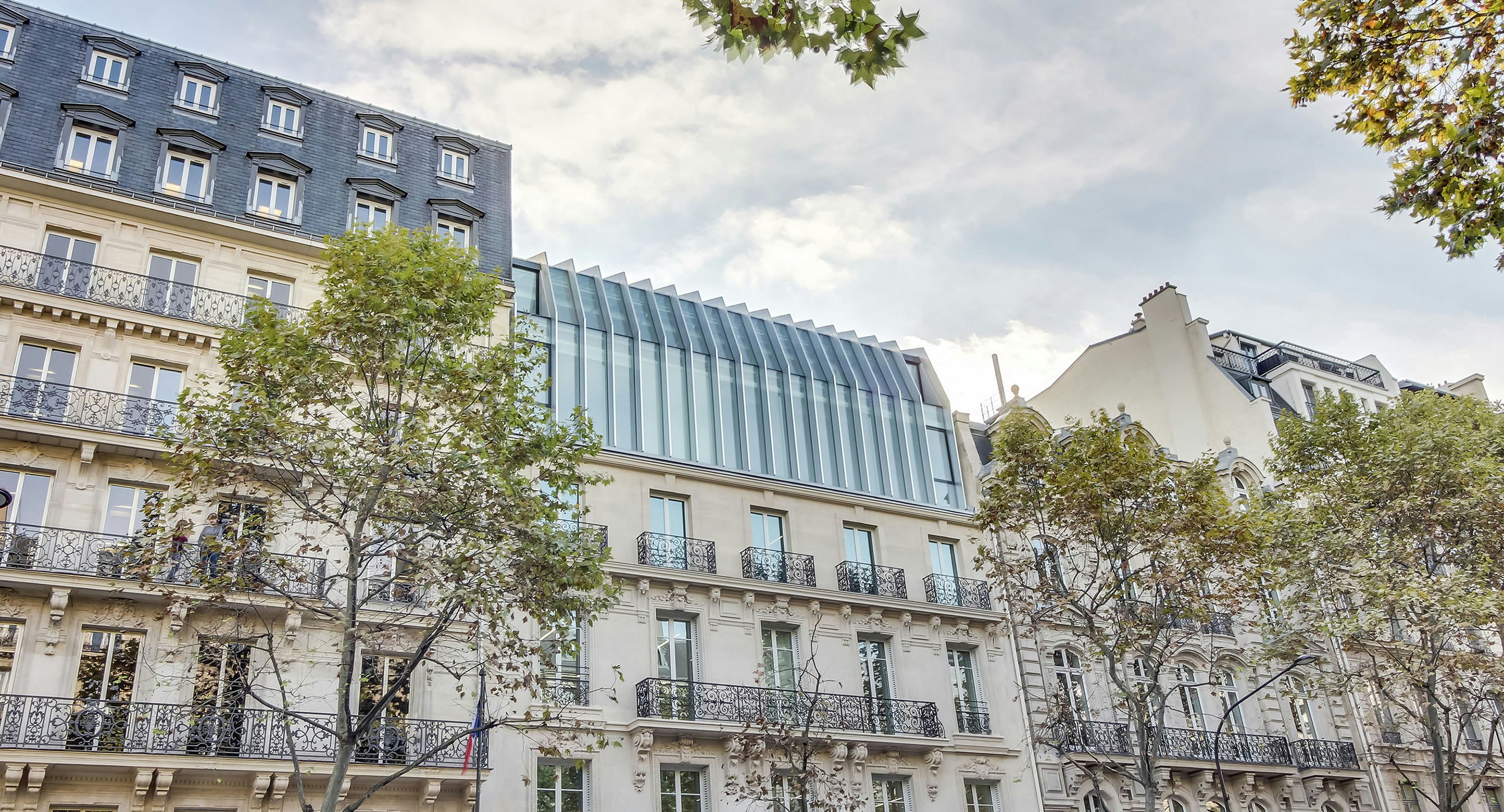 Vertical extension of the façade