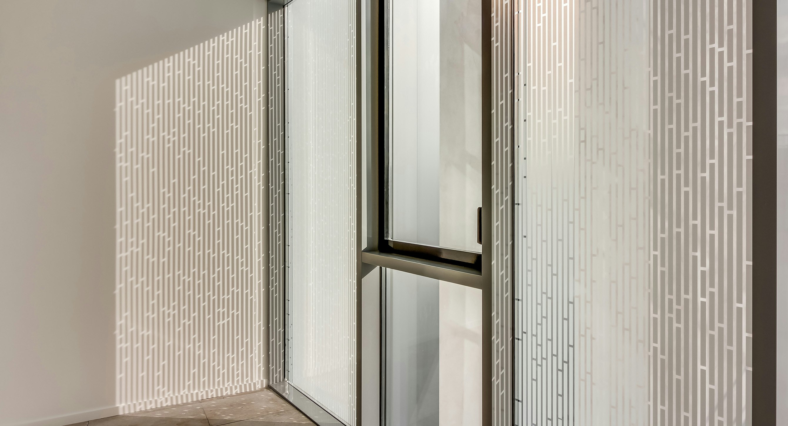 Glazed rear facade, close-up