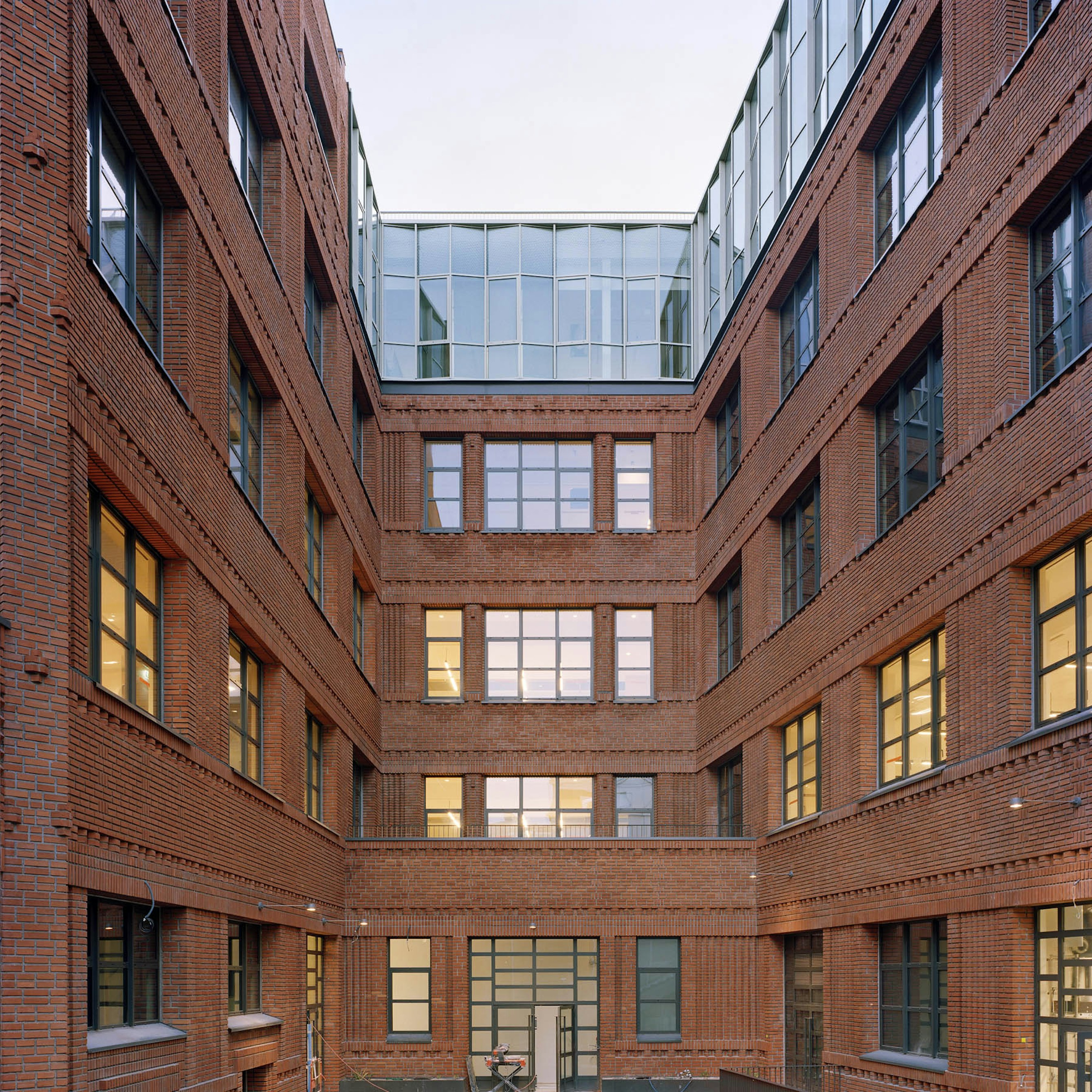 New crowning on Edimbourg's facade ©Axel Dahl