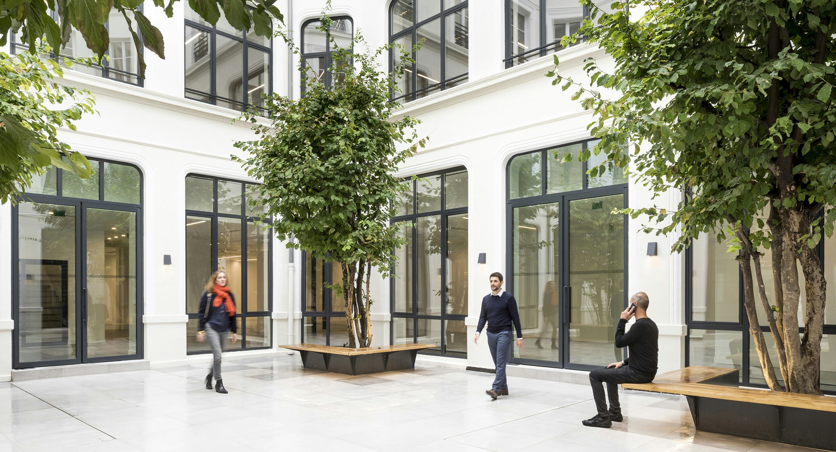 Cour intérieure plantées avec assises