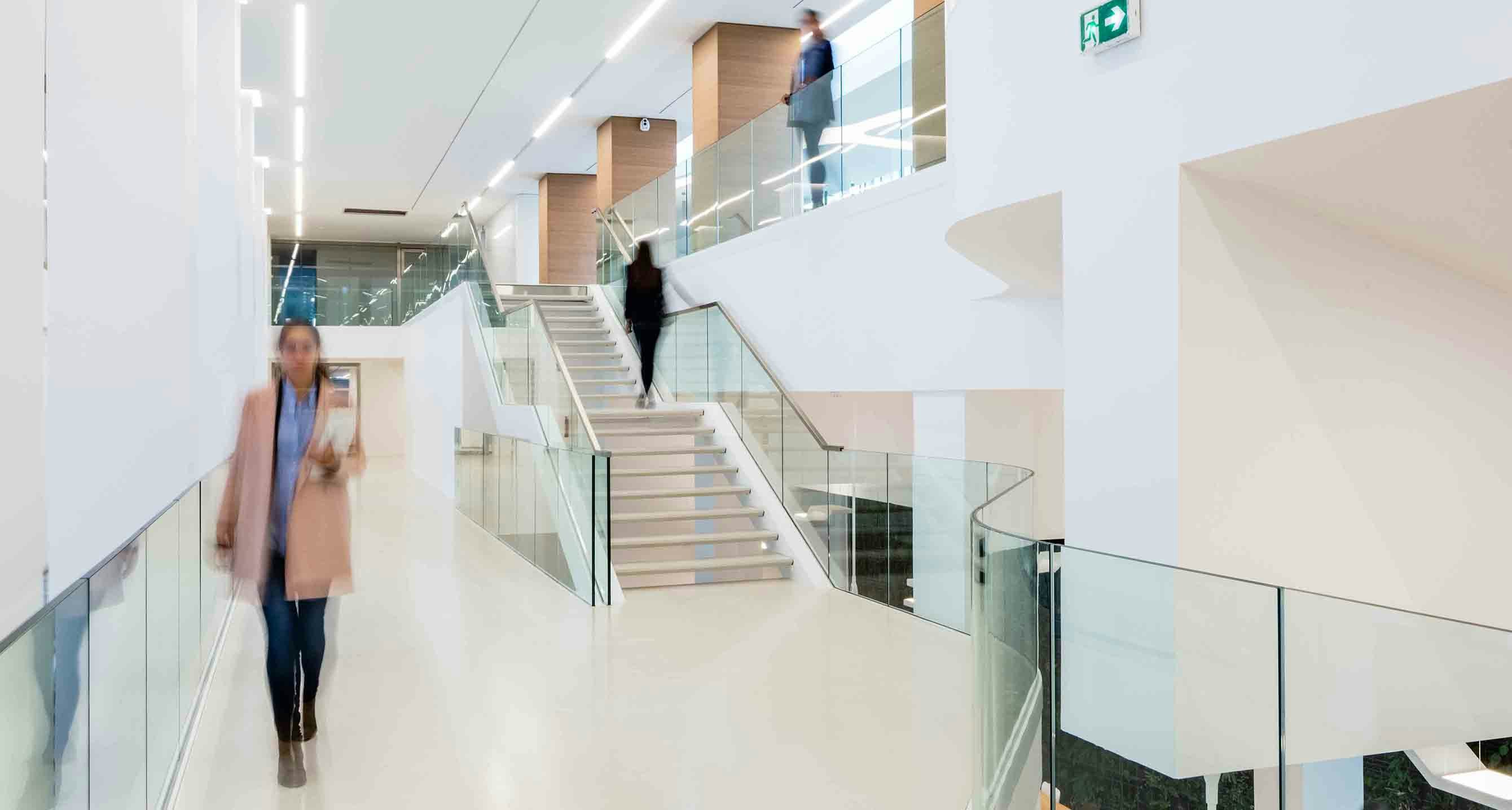 Escalier vers Café Kube